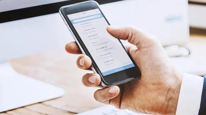 Чоловіча рука зі смартфоном