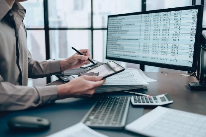 Чоловік працює з платежами на комп'ютері